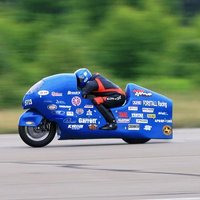 Video: 1000 ZS motocikls pārsniedz 500 km/h ātruma barjeru