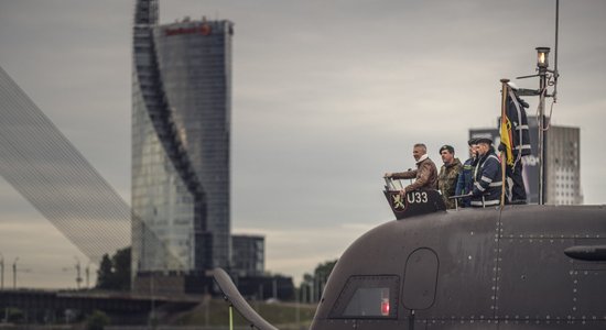 ФОТО: Пабрикс прокатился на прибывшей в Ригу немецкой военной подлодке U-33