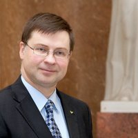 Vēl pāragri runāt par citiem premjera kandidātiem, uzskata Dombrovskis