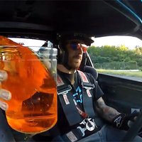 Video: drifta meistarsacīkstes – pat ar glāzi rokā