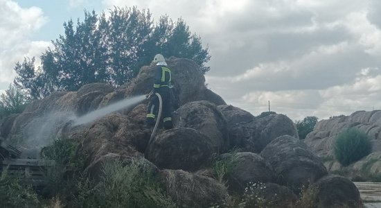 Paši neaizdegās – Līvbērzē vairākas dienas deg 1200 siena ruļļu