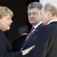 Merkele telefonsarunā ar Putinu paudusi bažas par nerimstošo saspīlējumu Ukrainā