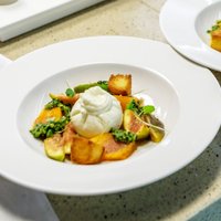 Burrata siers ar hurmu, vīģēm un pesto