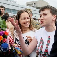 Савченко пила водку "из горла" во время спасительного полета из России