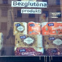'Bezglutēna tualetes papīrs' – lasītāja Rīgā pamana kuriozu skatlogu