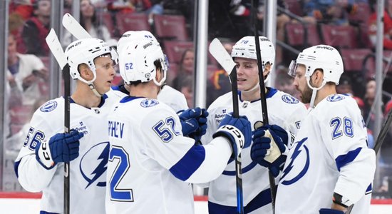 Girgensona aktīvais sniegums neglābj "Lightning" no pirmā zaudējuma NHL sezonā