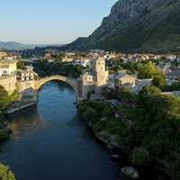 Vēsturiski kadri: pagājuši 20 gadi kopš simboliskā Mostaras tilta sagraušanas
