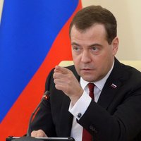 Medvedevs draud ar 'neierobežotu' reakciju, ja Krieviju atslēgs no SWIFT