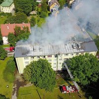 Foto: Tallinā pēc gāzes sprādziena deg daudzdzīvokļu māja