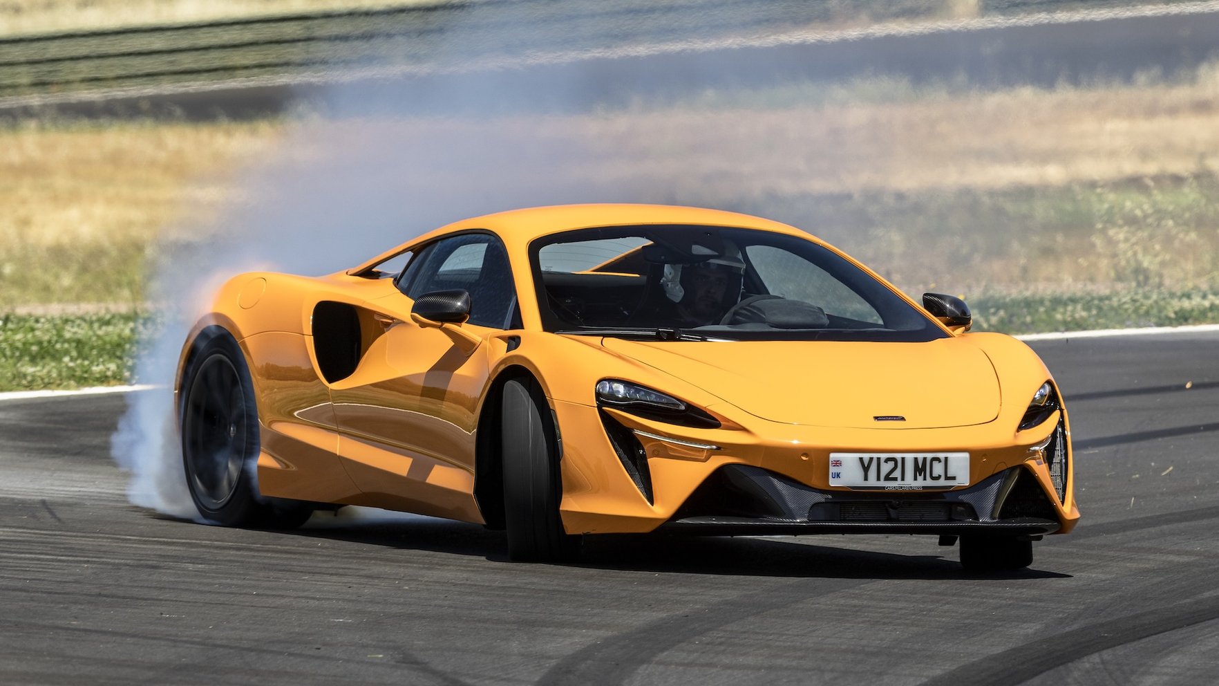 Britu un itāļu superauto cīnīsies par izstādēs "Auto 2025" apmeklētāju sirdīm