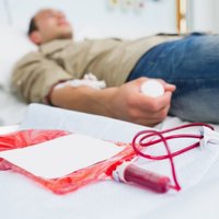 Латвии не хватает доноров: больницам ограничили выдачу крови