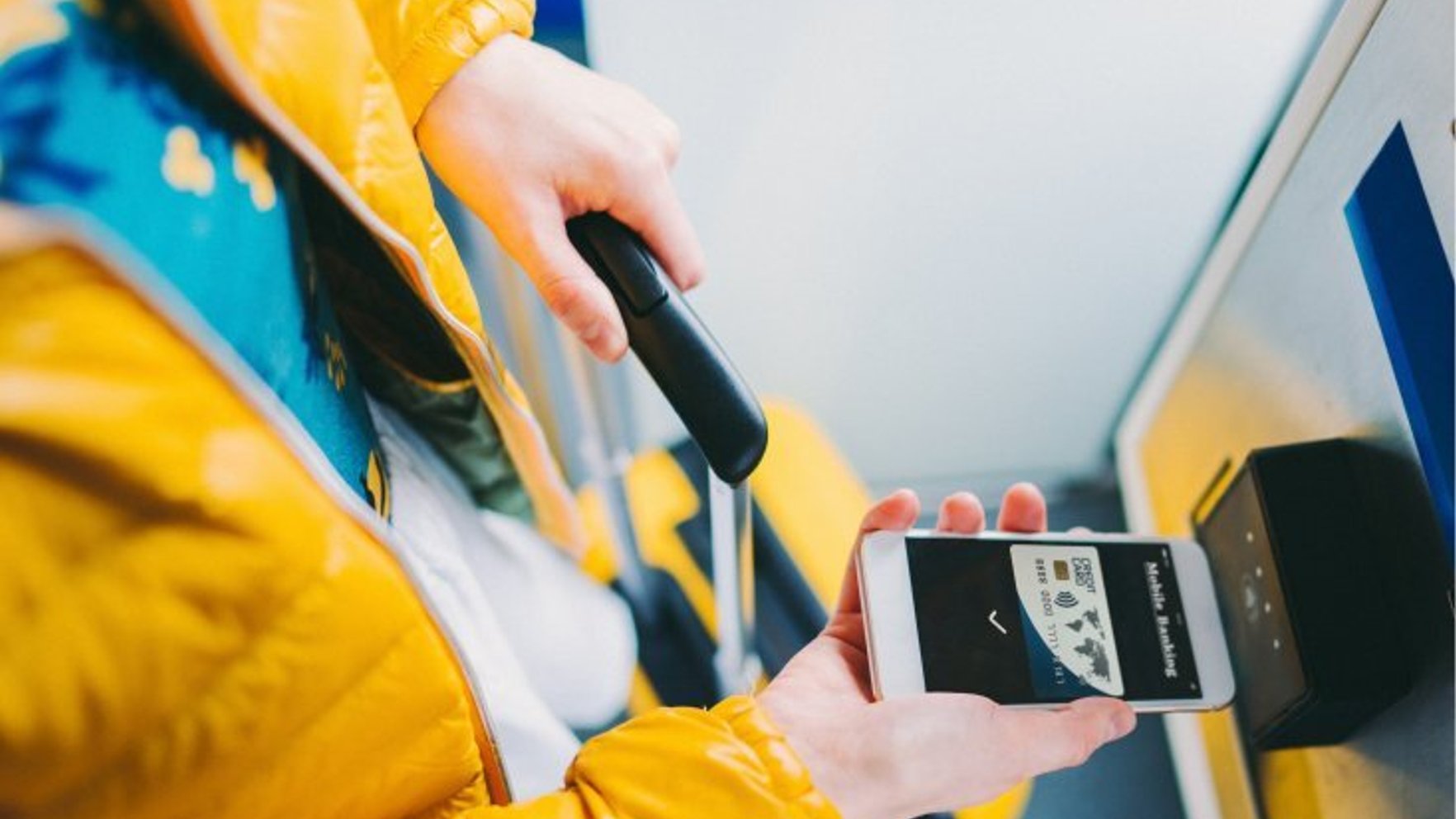 Aizliedz slēgt līgumu konkursā par Eiropas digitālās identitātes maka izstrādi