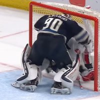 Video: Merzļikins izkaujas NHL spēlē un nopelna sāpīgu noraidījumu