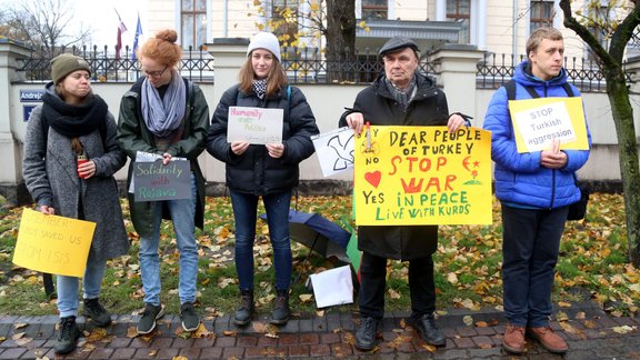 Partijas "Progresīvie" rīkotā akcija pret Turcijas agresiju Sīrijā - 10