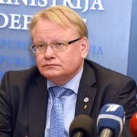 Zviedrijas aizsardzības ministrs Rīgā izceļ Gotlandes bruņošanu