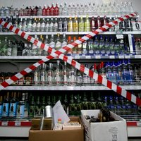Deputāti 'sapinas' iecerē aizliegt tirgot alkoholu skolu tuvumā; likuma spēkā stāšanās apdraudēta