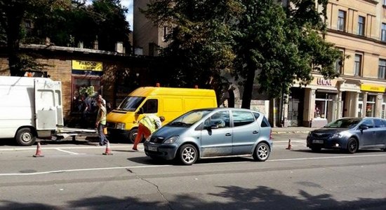 Nedienas Lāčplēša ielā: līdzās jaunajai velojoslai top stāvvieta