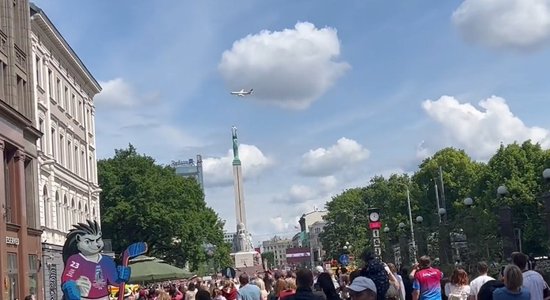 ВИДЕО: Самолет с хоккеистами на борту пролетел над центром Риги