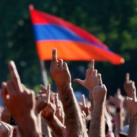 Foto: Demonstranti pieprasa Armēnijas parlamentu atbalstīt Pašinjanu premjera amatam; tas nenotiek