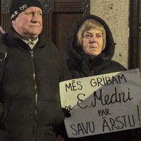 Ārstam Mednim uz nenoteiktu laiku atjaunos anulētos sertifikātus, ziņo "Ir" 