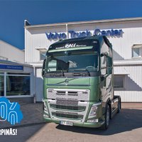 Foto: 'Volvo Trucks' prezidents svinīgi izsniedz 7 000. šīs markas kravas auto Latvijā