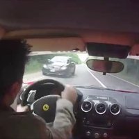 Video: 'Ferrari' vadītājs par mata tiesu izvairās no sadursmes ar diviem auto