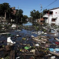 Foto: Plūdu dēļ Argentīnā evakuēti 12 000 cilvēku
