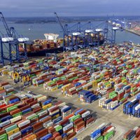 'Maersk' kravas šoferu trūkuma dēļ aptur konteineru piegādes Lielbritānijai