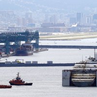 Foto: 'Costa Concordia' noslēdz pēdējo braucienu un pietauvojas Dženovā