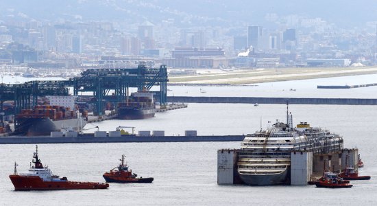 Foto: 'Costa Concordia' noslēdz pēdējo braucienu un pietauvojas Dženovā