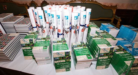 Foto: Draudzīgā aicinājuma dienā Rīgas skolām dāvina 120 000 e-grāmatu