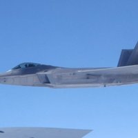 ASV 'neredzamie' iznīcinātāji F-22 nosūtīti uz Melno jūru