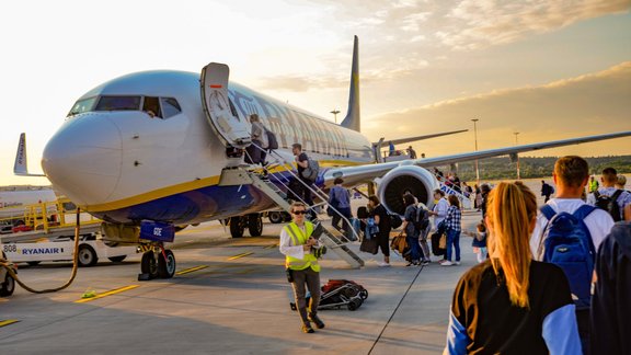 "Ryanair" sodīs pasažierus, kas pārkāpumu dēļ tiks izsēdināti no lidmašīnas