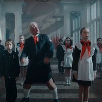 ВИДЕО: Я ненавижу детей. Лидер Rammstein выпустил новый клип с пионерами и Реввой