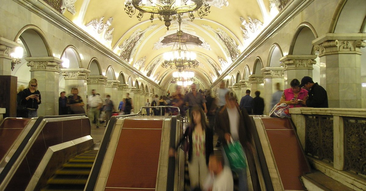 На московском метро есть. Метро Москвы 1992. Метро Москвы фото. Эскалатор на станции парк Победы. Стамбул 2018 метро эскалатор.