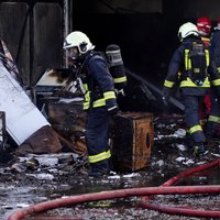 Foto: VUGD lokalizējis 2000 kvadrātmetrus plašo ugunsgrēku Cesvaines ielā