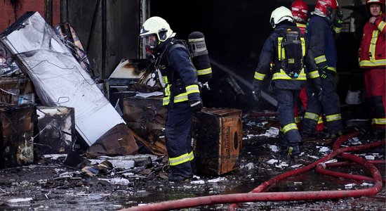 Foto: VUGD lokalizējis 2000 kvadrātmetrus plašo ugunsgrēku Cesvaines ielā