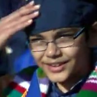 Video: 11 gadus vecs zēns Amerikā ieguvis trīs izglītības