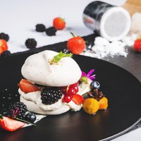 Mini 'Pavlovas' ar svaigām ogām un marinētu kumkvatu