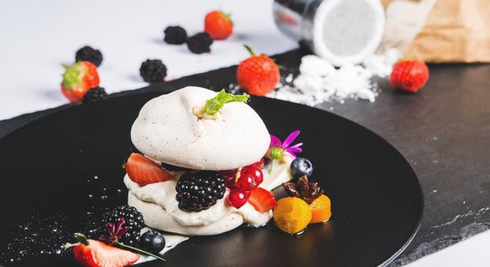 Mini 'Pavlovas' ar svaigām ogām un marinētu kumkvatu