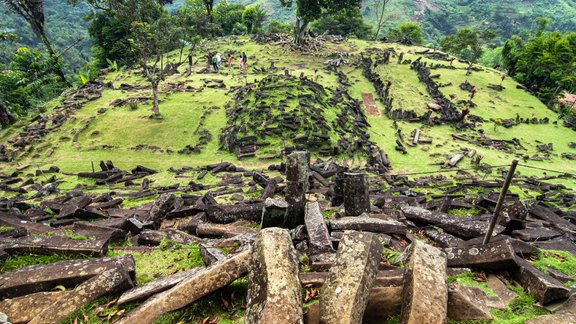 <a rel="cc:attributionURL" href="https://commons.wikimedia.org/wiki/File:Situs_Megalitikum_Gunung_Padang_Cianjur.jpg">RaiyaniM</a> / <a rel="license" href="https://creativecommons.org/licenses/by-sa/4.0/deed.en">cc</a>