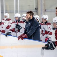 Foto: Latvijas jaunie 3x3 hokejisti pirmo reizi izmēģina oriģinālā izmēra laukumu