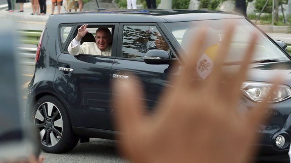 Pāvests Francisks brauc ar "Kia Soul" - 1