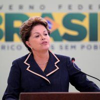 Aptauja: vairākums brazīliešu atbalsta prezidentes atcelšanu impīčmenta procedūras ceļā