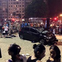 Foto: Auto Riodežaneiro pludmalē ietriecas cilvēkos; gājis bojā bērns