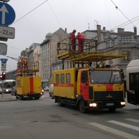 Foto: Sastrēgums Rīgas centrā - pārrauti trolejbusa vadi