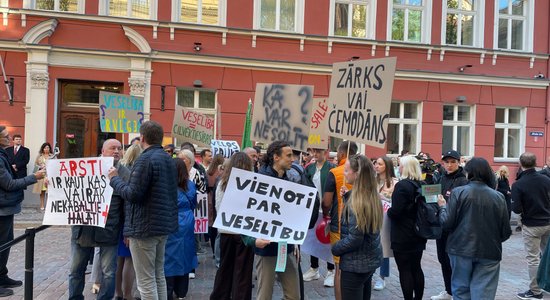 Reportāža: 'Turiet doto vārdu' – mediķi protestā pieprasa lielāku finansējumu veselības aprūpei