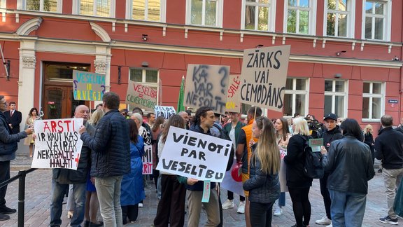 Mediķi pie Saeimas protestē pret nepietiekamo finansējumu veselības aprūpei - 15