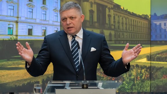 Pēc masu protestiem Fico draud izraidīt ārvalstu "instruktorus" Pēc masu protestiem Fico draud izraidīt ārvalstu "instruktorus"
