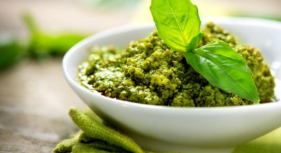 Kā panākt, lai pagatavotais bazilika pesto būtu vēl zaļāks?